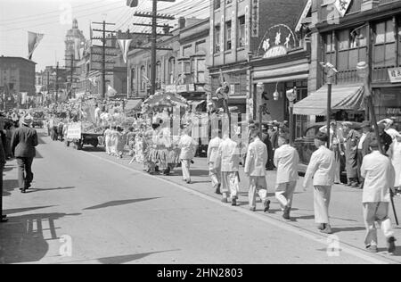 Vinatge fotografia in bianco e nero ca. 1936 di una parata su Pender Street a Chinatown, Vancouver, British Columbia, Canada Foto Stock