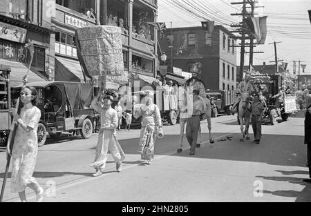 Vinatge fotografia in bianco e nero ca. 1936 di una parata su Pender Street a Chinatown, Vancouver, British Columbia, Canada Foto Stock