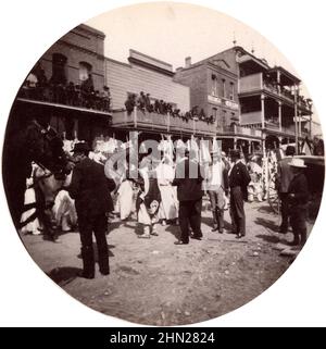 Foto vintage in bianco e nero ca. 1898 di una sfilata a Chinatown in Fisgard Street, Victoria, British Columbia, Canada Foto Stock