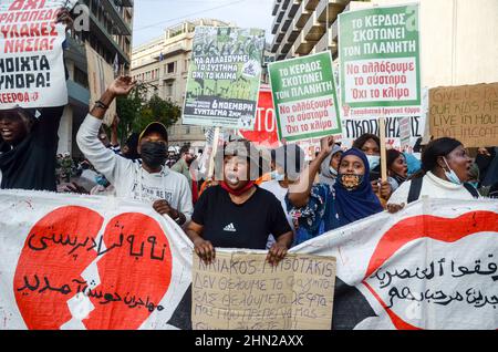 I rifugiati protestano ad Atene negando la vita nei campi profughi greci e la domanda di sussidi statali e di appartamenti gratuiti nelle città. Foto Stock