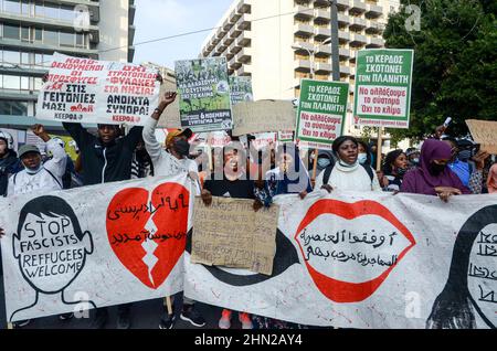 I rifugiati protestano ad Atene negando la vita nei campi profughi greci e la domanda di sussidi statali e di appartamenti gratuiti nelle città. Foto Stock