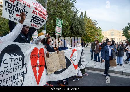 I rifugiati protestano ad Atene negando la vita nei campi profughi greci e la domanda di sussidi statali e di appartamenti gratuiti nelle città. Foto Stock