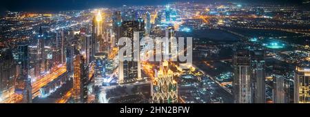 Vista aerea della vista panoramica notturna del grattacielo. Illuminazione notturna di strada di sfondo urbano. Splendida vista panoramica notturna dello skyline di Dubai. Torri in Foto Stock