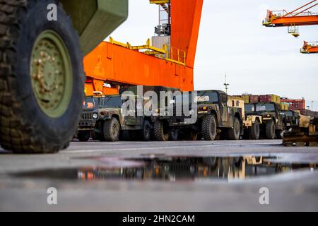 Gdynia, Polonia. 13th Feb 2022. US Army Humvee's (High Mobility Multipurpose Wheeleed Vehicle - HMMWV) visto al Baltic Container Terminal in Gdynia. L'esercito degli Stati Uniti trasporta l'attrezzatura militare dalla Polonia agli Stati Uniti dopo essere stato dispiegato per 9 mesi, è la rotazione a lungo termine dell'attrezzatura. Arriva un'altra unità per addestrare insieme alle truppe di Gran Bretagna, Croazia e Romania nell'ambito di manovre militari congiunte in Polonia e in Europa. Credit: SOPA Images Limited/Alamy Live News Foto Stock