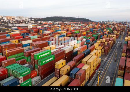 Gdynia, Polonia. 14th Set 2017. NOTA PER I REDATTORI: Immagine scattata con un drone) spedizione dei contenitori visti al terminal dei contenitori Baltici di Gdynia. Credit: SOPA Images Limited/Alamy Live News Foto Stock