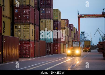 Gdynia, Polonia. 13th Feb 2022. Contenitori di spedizione visti al terminal dei container Baltici di Gdynia. Credit: SOPA Images Limited/Alamy Live News Foto Stock