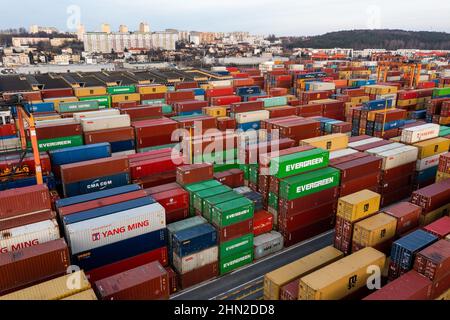 Gdynia, Polonia. 14th Set 2017. NOTA PER I REDATTORI: Immagine scattata con un drone) spedizione dei contenitori visti al terminal dei contenitori Baltici di Gdynia. (Foto di Mateusz Slodkowski/SOPA Images/Sipa USA) Credit: Sipa USA/Alamy Live News Foto Stock