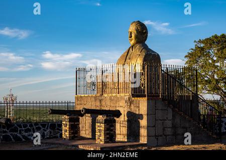 Statua di José María Mercado al Fuerte de la Contaduria. San Blas, Nayarit, Messico. Foto Stock
