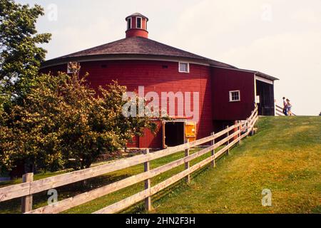 Spazio espositivo Red Round Barn al Museo Shelburne di Shelburne, VT Foto Stock