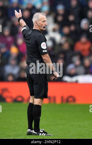 Burnley, Regno Unito. 13th Feb 2022. L'arbitro Martin Atkinson durante la partita della Premier League a Turf Moor, Burnley, Regno Unito. Data foto: Domenica 13 febbraio 2022. Photo credit should Read: Anthony Devlin Credit: Anthony Devlin/Alamy Live News Foto Stock