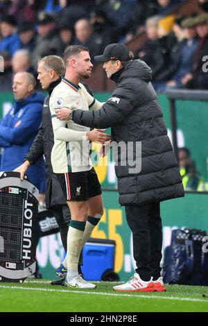 Burnley, Regno Unito. 13th Feb 2022. Il direttore di Liverpool Jurgen Klopp sostituisce Jordan Henderson di Liverpool durante la partita della Premier League a Turf Moor, Burnley, Regno Unito. Data foto: Domenica 13 febbraio 2022. Photo credit should Read: Anthony Devlin Credit: Anthony Devlin/Alamy Live News Foto Stock