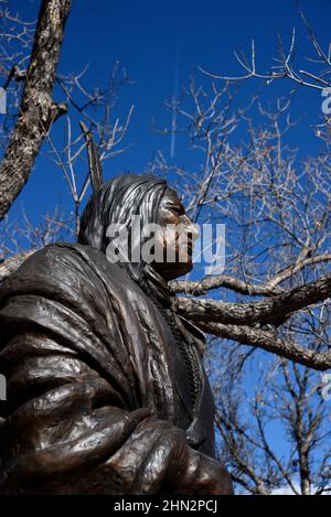 Una scultura in bronzo del capo tribale di Lakota Spotted Tail dell'artista americano Glenna Goodacre in vendita all'esterno di una galleria d'arte a Santa Fe, New Mexico. Foto Stock