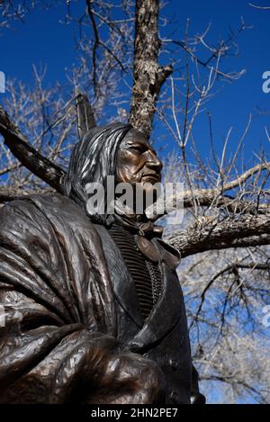 Una scultura in bronzo del capo tribale di Lakota Spotted Tail dell'artista americano Glenna Goodacre in vendita all'esterno di una galleria d'arte a Santa Fe, New Mexico. Foto Stock