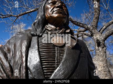 Una scultura in bronzo del capo tribale di Lakota Spotted Tail dell'artista americano Glenna Goodacre in vendita all'esterno di una galleria d'arte a Santa Fe, New Mexico. Foto Stock