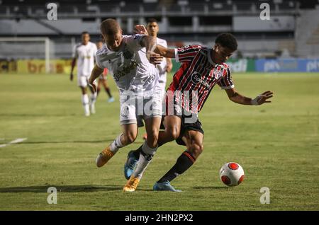 Campinas, Brasile. 13th Feb 2022. SP - Campinas - 02/13/2022 - PAULISTA 2022, PONTE PRETA X SAO PAULO - il giocatore di Ponte Preta Leo Naldi contesta l'offerta con il giocatore di San Paolo Alisson durante una partita allo stadio Moises Lucarelli per il campionato Paulista 2022. Foto: Rogerio Capela/AGIF/Sipa USA Credit: Sipa USA/Alamy Live News Foto Stock