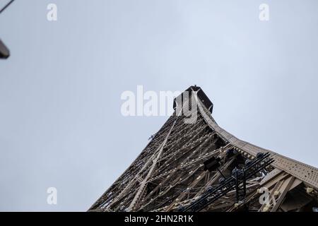 Vecchia struttura massiccia in metallo a Parigi Francia da una prospettiva diversa su uno sfondo bianco luminoso Foto Stock