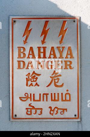 Bahaya Danger Multilingual Sign in 5 Languages (Malaya, Inglese, Cinese, Tamil e Punjabi) in Kuala Lumpur, Malesia Foto Stock