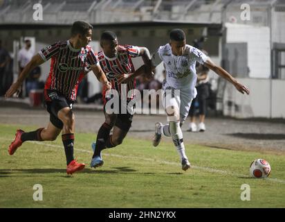 Campinas, Brasile. 13th Feb 2022. SP - Campinas - 02/13/2022 - PAULISTA 2022, PONTE PRETA X SAO PAULO - Jean Carlos, un giocatore di Ponte Preta, contesta un'offerta con Nikao, un giocatore di Sao Paulo, durante una partita allo stadio Moises Lucarelli per il campionato Paulista 2022. Foto: Rogerio Capela/AGIF/Sipa USA Credit: Sipa USA/Alamy Live News Foto Stock