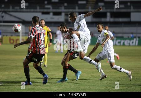 Campinas, Brasile. 13th Feb 2022. SP - Campinas - 02/13/2022 - PAULISTA 2022, PONTE PRETA X SAO PAULO - Jean Carlos, un giocatore di Ponte Preta, contesta un'offerta con Diego Costa, un giocatore di Sao Paulo, durante una partita allo stadio Moises Lucarelli per il campionato Paulista 2022. Foto: Rogerio Capela/ AGIF/Sipa USA Credit: Sipa USA/Alamy Live News Foto Stock