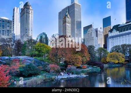 New York Central Park, The Pond all'angolo tra 5th Avenue e 59th Street, con colori autunnali sugli alberi Foto Stock