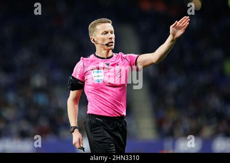 Barcellona, Spagna. 13th Feb 2022. L'arbitro Hernandez Hernandez alla partita la Liga tra RCD Espanyol e FC Barcelona allo stadio RCDE di Barcellona, Spagna. Credit: Christian Bertrand/Alamy Live News Foto Stock