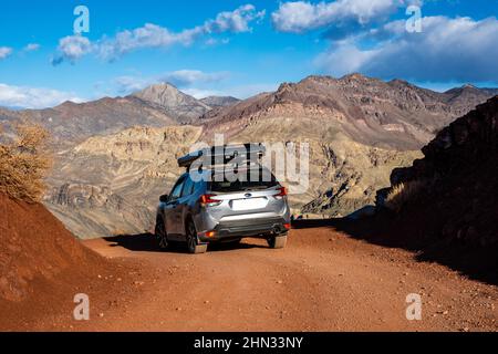 Death Valley National Park, Stati Uniti: 20 febbraio 2021: Subaru Forester con la tenda Rooftop su Titus Canyon Road mette in evidenza le avventure che si possono Foto Stock