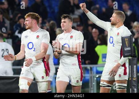 Roma, Italia. 13th Feb 2022. Il giocatore inglese festeggia la propria vittoria con i tifosi durante la partita di rugby internazionale delle Nazioni 6 Italia contro Inghilterra; 13rd novembre 2022; Stadio Olimpico, Roma, Italia Photographer01 credito: Independent Photo Agency/Alamy Live News Foto Stock