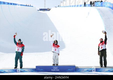 (L - R) Scotty James (AUS), Ayumu Hirano (JPN), Jan Scherrer (sui), 11 FEBBRAIO 2022 - Snowboard : cerimonia del fiore finale di Halfpipe per uomini durante i Giochi Olimpici invernali di Pechino 2022 al Genting Snow Park di Zhangjiakou, Hebei, Cina. (Foto di Koji Aoki/AFLO SPORT) Foto Stock