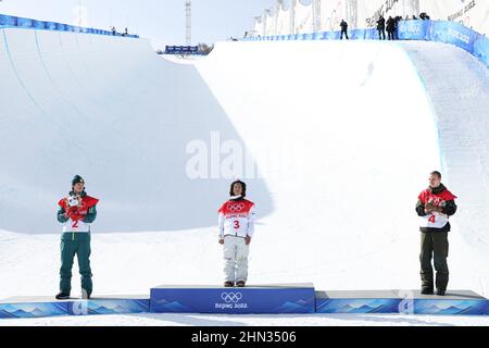 (L - R) Scotty James (AUS), Ayumu Hirano (JPN), Jan Scherrer (sui), 11 FEBBRAIO 2022 - Snowboard : cerimonia del fiore finale di Halfpipe per uomini durante i Giochi Olimpici invernali di Pechino 2022 al Genting Snow Park di Zhangjiakou, Hebei, Cina. (Foto di Koji Aoki/AFLO SPORT) Foto Stock