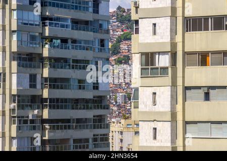 Rocinha favela tra gli edifici del quartiere Sao Conrado a Rio de Janeiro. Foto Stock