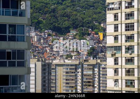 Rocinha favela tra gli edifici del quartiere Sao Conrado a Rio de Janeiro. Foto Stock