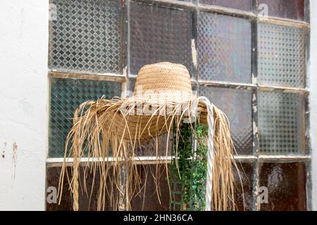 Cappello di paglia, ampiamente utilizzato durante il festival di giugno. Foto Stock