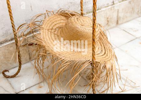 Cappello di paglia, ampiamente utilizzato durante il festival di giugno. Foto Stock