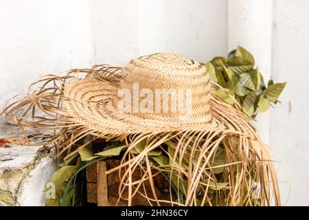 Cappello di paglia, ampiamente utilizzato durante il festival di giugno. Foto Stock