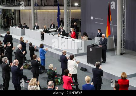 Berlino, Germania. 13th Feb 2022. Frank-Walter Steinmeier riceve applausi dopo aver pronunciato un discorso durante la Convenzione federale del 17th a Berlino, capitale della Germania, 13 febbraio 2022. Steinmeier è stato rieletto presidente tedesco domenica. Credit: Shan Yuqi/Xinhua/Alamy Live News Foto Stock