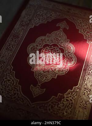 Luce del sole al santo Quran arabo musulmano copertina libro primo piano Foto Stock
