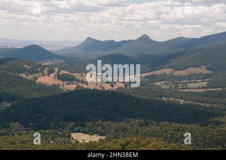 Vista della catena della Cattedrale da Keppel Lookout, Marysville, Victoria, Australia. Nel 2009 gran parte di questa campagna è stata devastata dagli incendi. Foto Stock