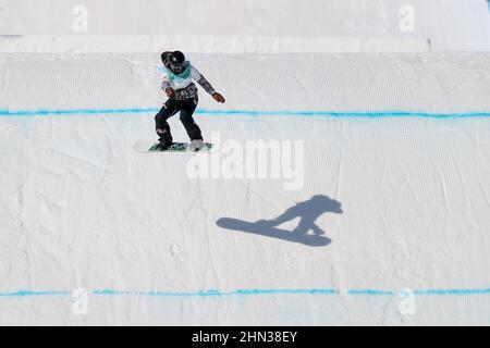 Shijingshan District, Cina. 14th Feb 2022. SHIJINGSHAN-DISTRETTO, CINA - FEBBRAIO 14: Courtney Rummel degli Stati Uniti che gareggia nella corsa di qualificazione di Big Air di Snowboard delle donne durante i Giochi Olimpici di Pechino 2022 al Big Air Shougang il 14 Febbraio 2022 nel distretto di Shijingshan, Cina (Foto di Iris van den Broek/Orange Pictures) NOCNSF credito: Orange Pics BV/Alamy Live News Foto Stock