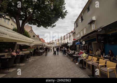Foto di Tkalciceva ulica a Zagabria, Croazia, in estate. Tkalciceva Street è una strada nel centro di Zagabria, Croazia. Si estende dai vicini Foto Stock