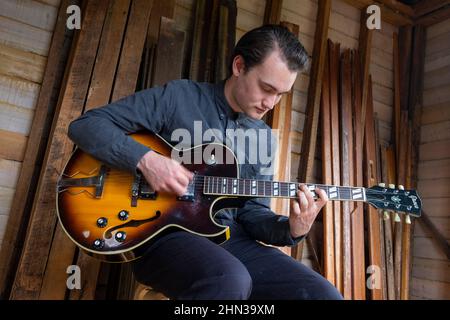 Giovane musicista e chitarrista jazz della Tasmania Eli Davies Foto Stock