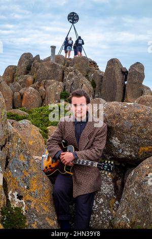 Il giovane musicista e chitarrista jazz della Tasmania Eli Davies ha fotografato sulla vetta del Monte Wellington a Hobart Foto Stock