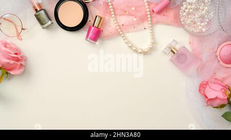 Scrivania da ufficio femminile, area di lavoro femminile con accessori rosa e spazio per la copia su sfondo bianco. Vista dall'alto, piatto, blogger di bellezza, wor makeup artist Foto Stock