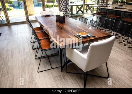 Sala da pranzo tavolo in legno con otto sedie con coprislip bianchi Foto  stock - Alamy