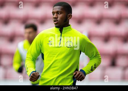 Daniel Kanu di Charlton Athletic si riscalda in campo prima della partita della Sky Bet League One al DW Stadium di Wigan. Data foto: Sabato 12 febbraio 2022. Foto Stock