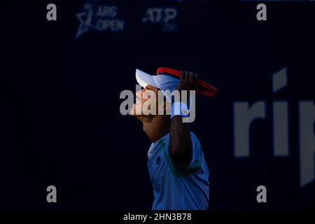 Buenos Aires, Argentina. 13th Feb 2022. Diego Schwartzman dell'Argentina gesticola durante la partita finale Men's Singles contro Casper Ruud della Norvegia al Buenos Aires Lawn Tennis Club. (Punteggio finale; Casper Ruud ha vinto la partita da 2 set a 1) Credit: SOPA Images Limited/Alamy Live News Foto Stock