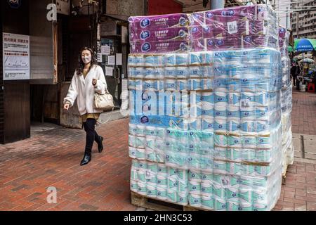 Hong Kong, Cina. 11th Feb 2022. Una grande spedizione di carta igienica si siede folle su un marciapiede a Hong Kong. Tra i problemi di approvvigionamento dovuti alle restrizioni COVID-19 al confine con la Cina, i prezzi delle verdure e di altri prodotti importati hanno iniziato ad aumentare, portando molti residenti di Hong Kong a fare scorte. (Foto di ben Marans/SOPA Images/Sipa USA) Credit: Sipa USA/Alamy Live News Foto Stock