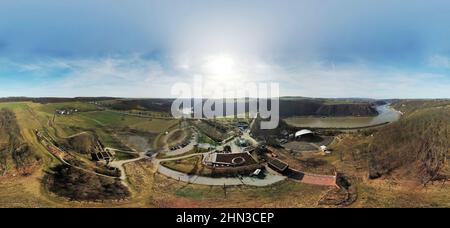 San Goarshausen, Germania. 12th Feb 2022. La costruzione è in corso sull'altopiano di Loreley sopra il Reno vicino a St.Goarshausen (vista aerea presa dal drone). La Valle del Patrimonio Mondiale auspica cambiamenti positivi attraverso il Federal Garden Show (Buga), previsto qui nel 2029. Il Loreley sarà un punto di riferimento centrale per la mostra decentrata dei fiori. (A dpa: E lei ha pettinato i suoi capelli d'oro - New Loreley Wanted) credito: Thomas Frey/dpa/Alamy Live News Foto Stock