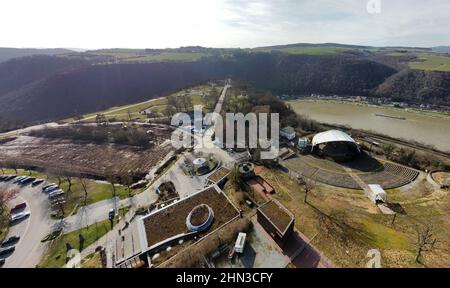 San Goarshausen, Germania. 12th Feb 2022. La costruzione è in corso sull'altopiano di Loreley sopra il Reno vicino a St.Goarshausen (vista aerea presa dal drone). La Valle del Patrimonio Mondiale auspica cambiamenti positivi attraverso il Federal Garden Show (Buga), previsto qui nel 2029. Il Loreley sarà un punto di riferimento centrale per la mostra decentrata dei fiori. (A dpa: E lei ha pettinato i suoi capelli d'oro - New Loreley Wanted) credito: Thomas Frey/dpa/Alamy Live News Foto Stock