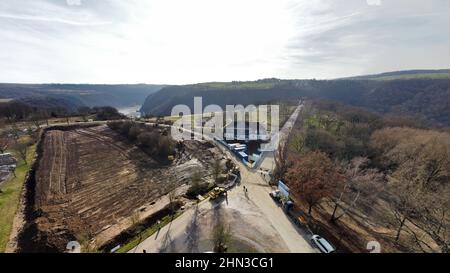 San Goarshausen, Germania. 12th Feb 2022. La costruzione è in corso sull'altopiano di Loreley sopra il Reno vicino a St.Goarshausen (vista aerea presa dal drone). La Valle del Patrimonio Mondiale auspica cambiamenti positivi attraverso il Federal Garden Show (Buga), previsto qui nel 2029. Il Loreley sarà un punto di riferimento centrale per la mostra decentrata dei fiori. (A dpa: E lei ha pettinato i suoi capelli d'oro - New Loreley Wanted) credito: Thomas Frey/dpa/Alamy Live News Foto Stock