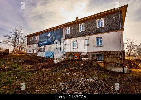 San Goarshausen, Germania. 12th Feb 2022. La costruzione è in corso sul pianoro di Loreley sopra il Reno vicino a St.Goarshausen. L'ex Turnerheim è stato trasformato in un edificio d'ingresso. La Valle del Patrimonio Mondiale auspica cambiamenti positivi dal Federal Garden Show (Buga) previsto qui nel 2029. Il Loreley sarà un punto di riferimento centrale per la mostra decentrata dei fiori. (A dpa: E lei ha pettinato i suoi capelli d'oro - New Loreley Wanted) credito: Thomas Frey/dpa/Alamy Live News Foto Stock